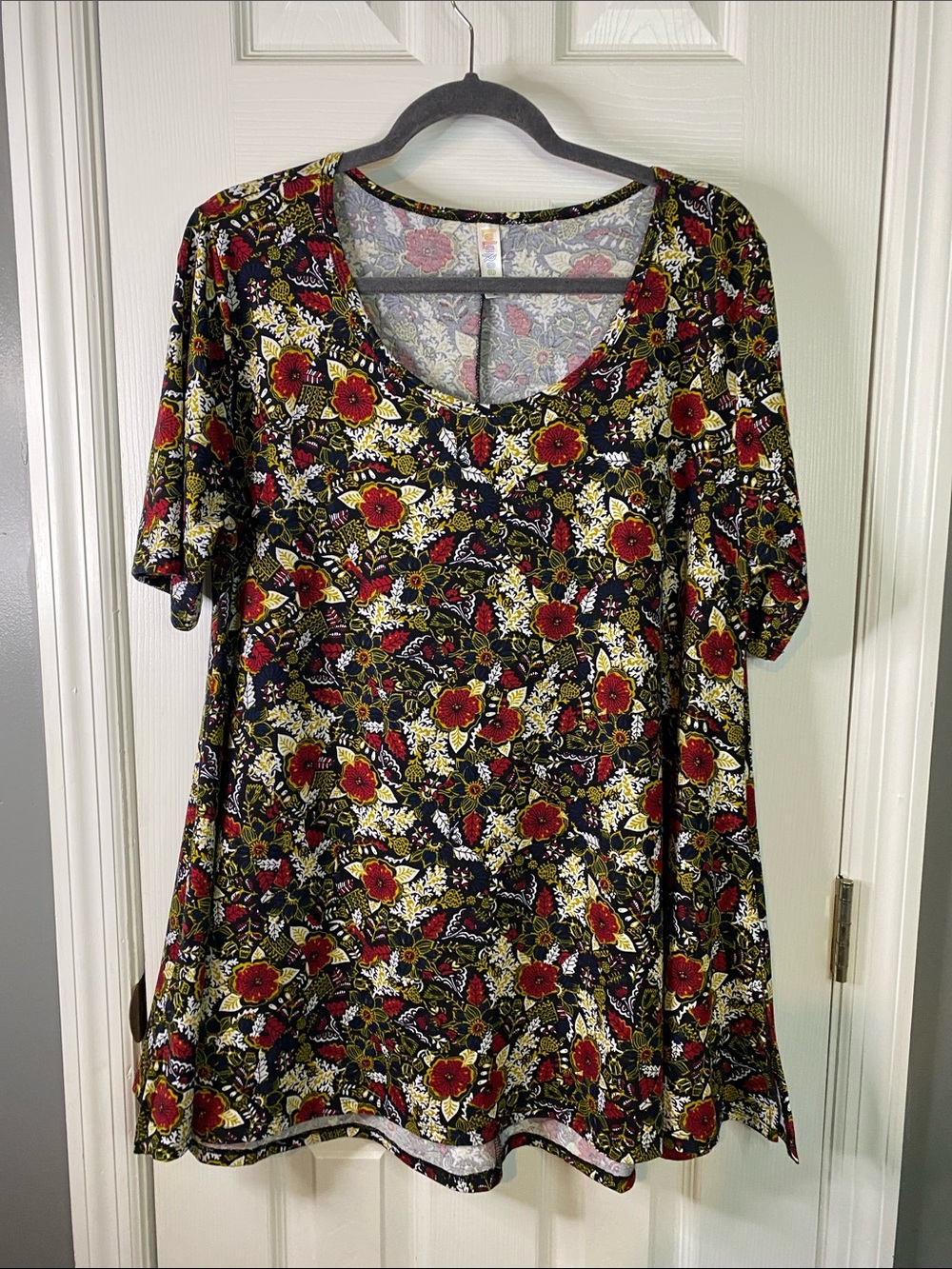 LuLaRoe Black Scoop Neck Tunic with Red & Gold Floral Dress Size XLarge.